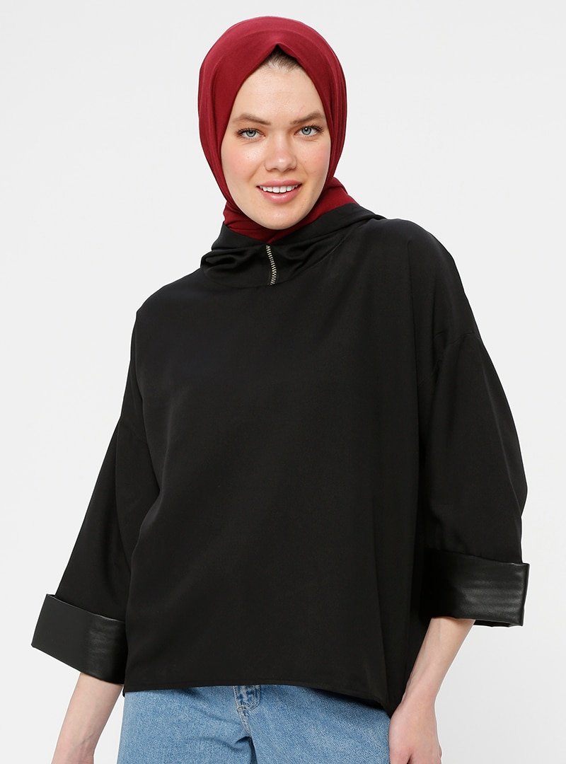 Meryem Acar Siyah Kapüşonlu Deri Detaylı Bluz