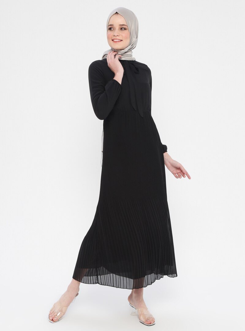 Panaline Siyah Yakası Bağcıklı Şifon Elbise