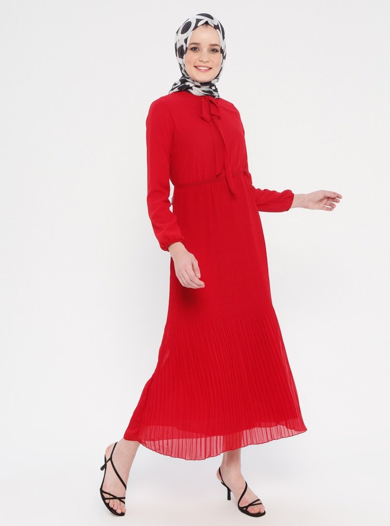 Panaline Kırmızı Yakası Bağcıklı Şifon Elbise