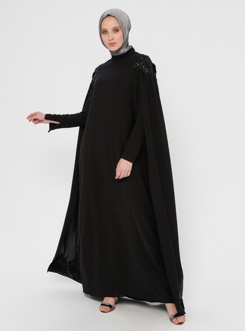 AİŞE MODA Siyah Dantel Detaylı Pelerinli Abiye Elbise