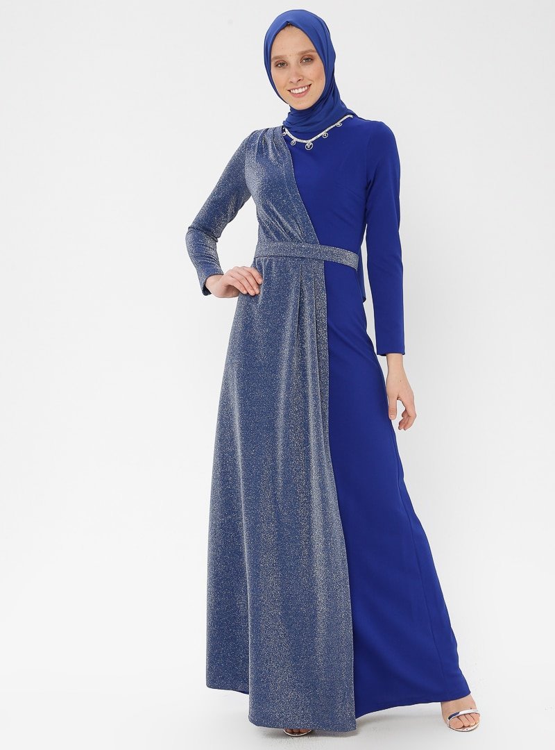 Arin Saks Mavisi Kolye Detaylı Simli Abiye Elbise