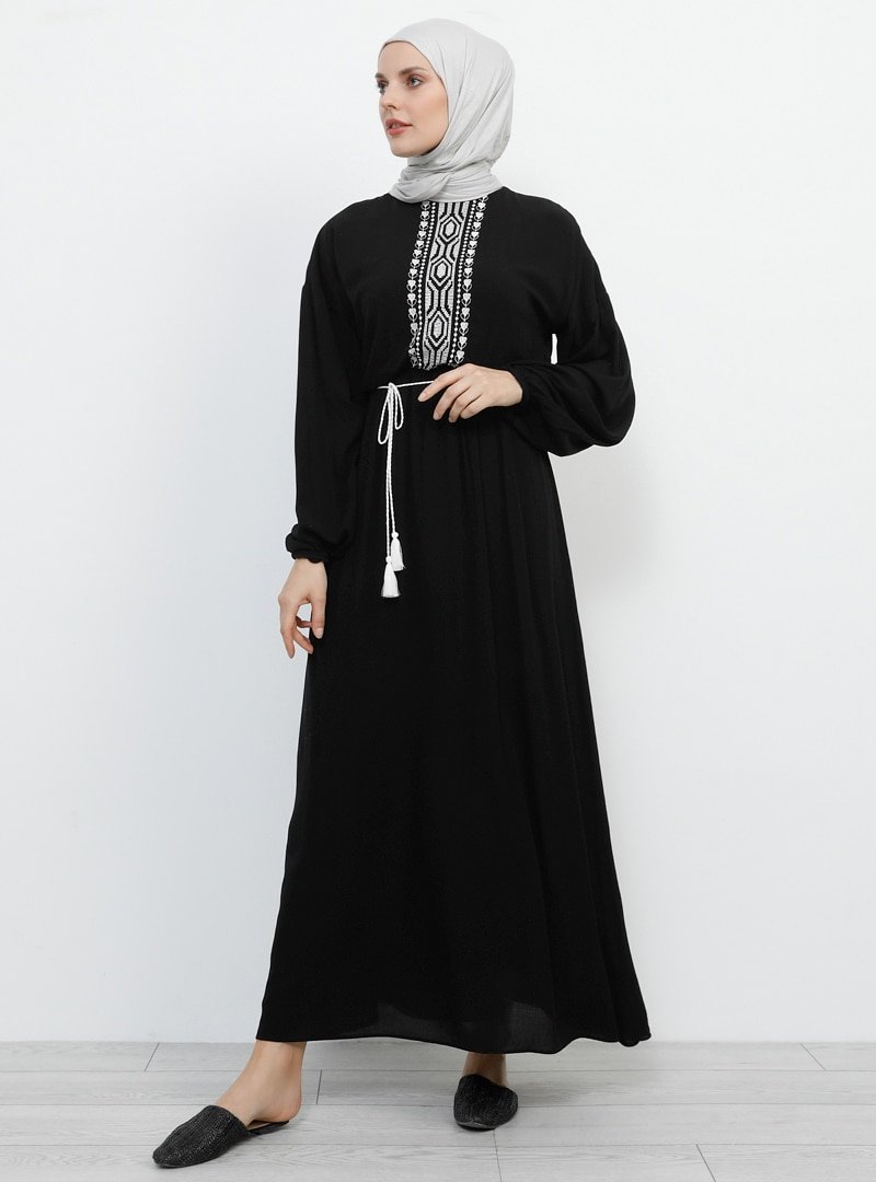 Refka Siyah Nakış Detaylı Beli Lastikli Elbise