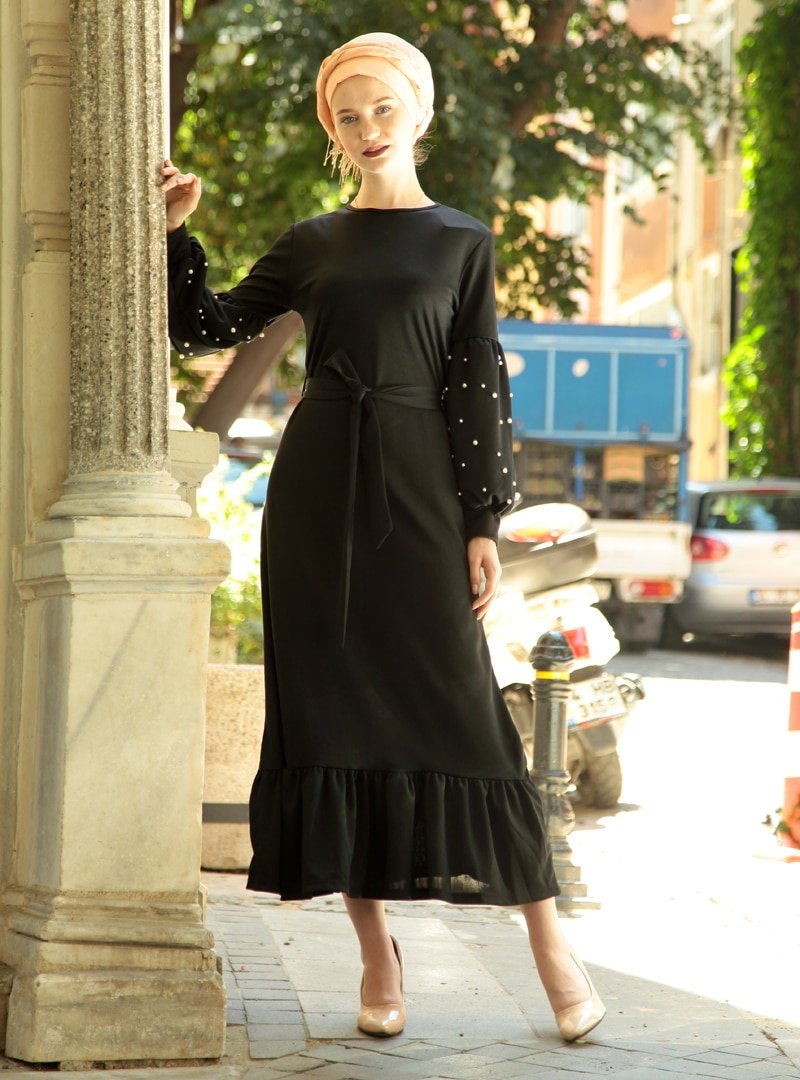 Por La Cara Siyah Balon Kol İncili Kemerli Eteği Fırfırlı Elbise