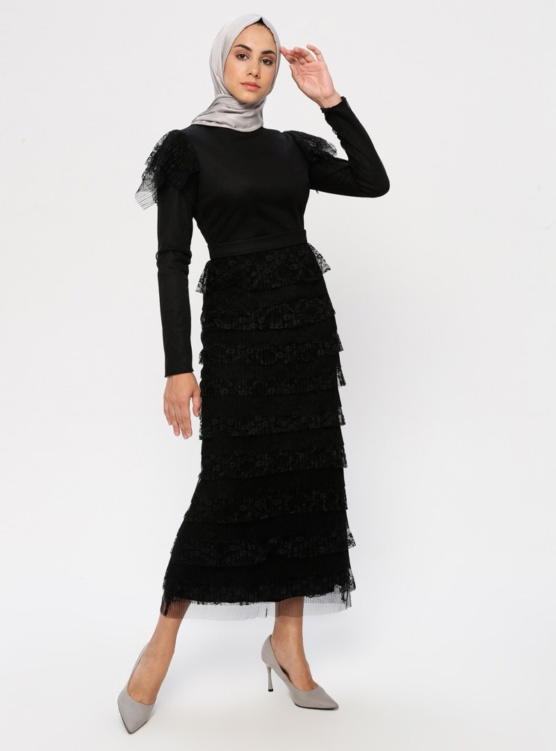 Puane Siyah Dantel Detaylı Fırfırlı Abiye Elbise