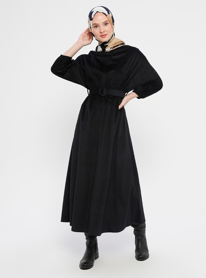 Panaline Siyah Kemer Detaylı Kadife Elbise