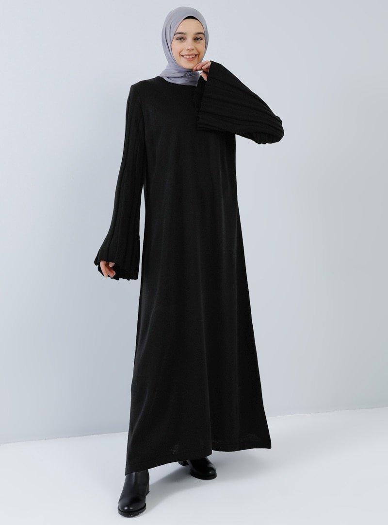 Benin Siyah Kolları Pile Detaylı Triko Elbise