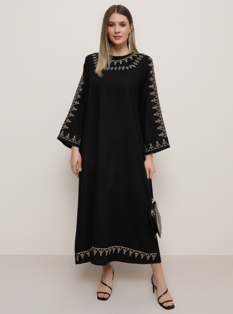 Alia Siyah Doğal Kumaşlı Nakış Detaylı Elbise