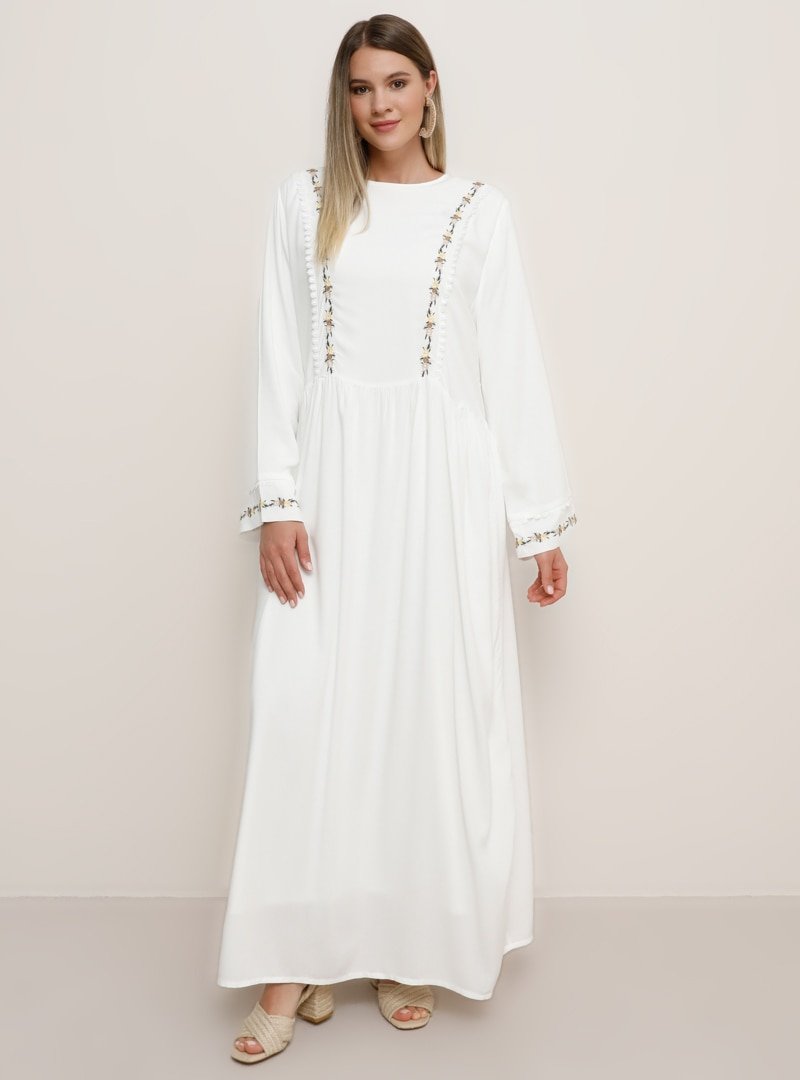 Alia Beyaz Doğal Kumaşlı Nakış Detaylı Elbise