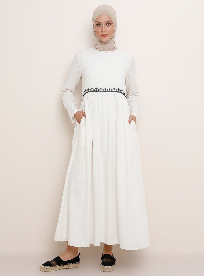Refka Beyaz Doğal Kumaşlı Nakış Detaylı Elbise