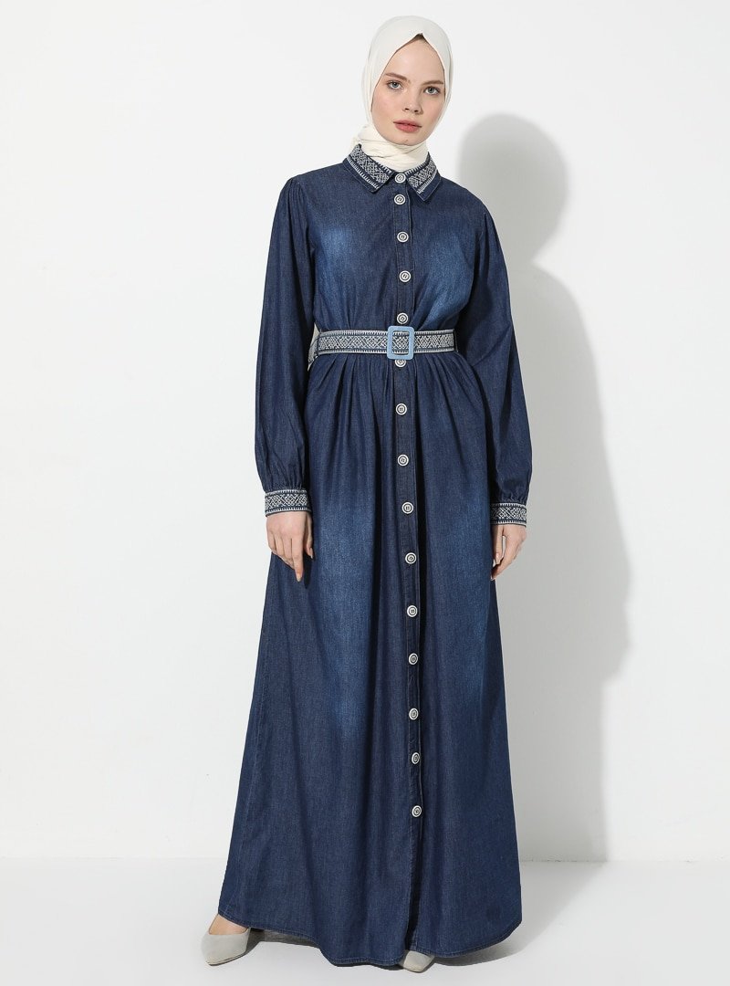 SUEM Mavi Koyu Yakası Kemeri Manşeti Nakışlı Kot Elbise