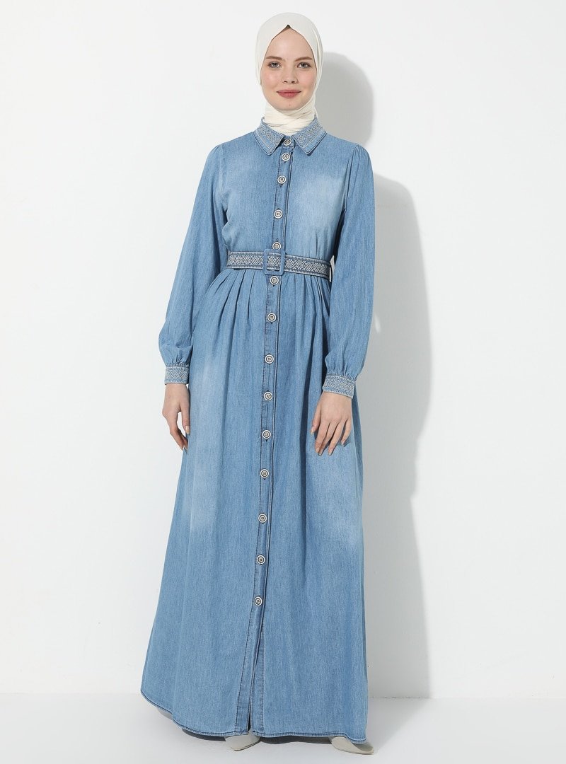 SUEM Mavi Açık Yakası Kemeri Manşeti Nakışlı Kot Elbise