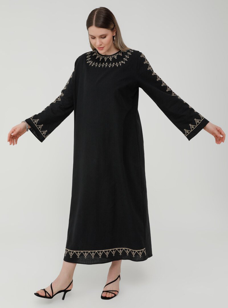 Alia Siyah Doğal Kumaşlı Büyük Beden Nakış Detaylı Elbise