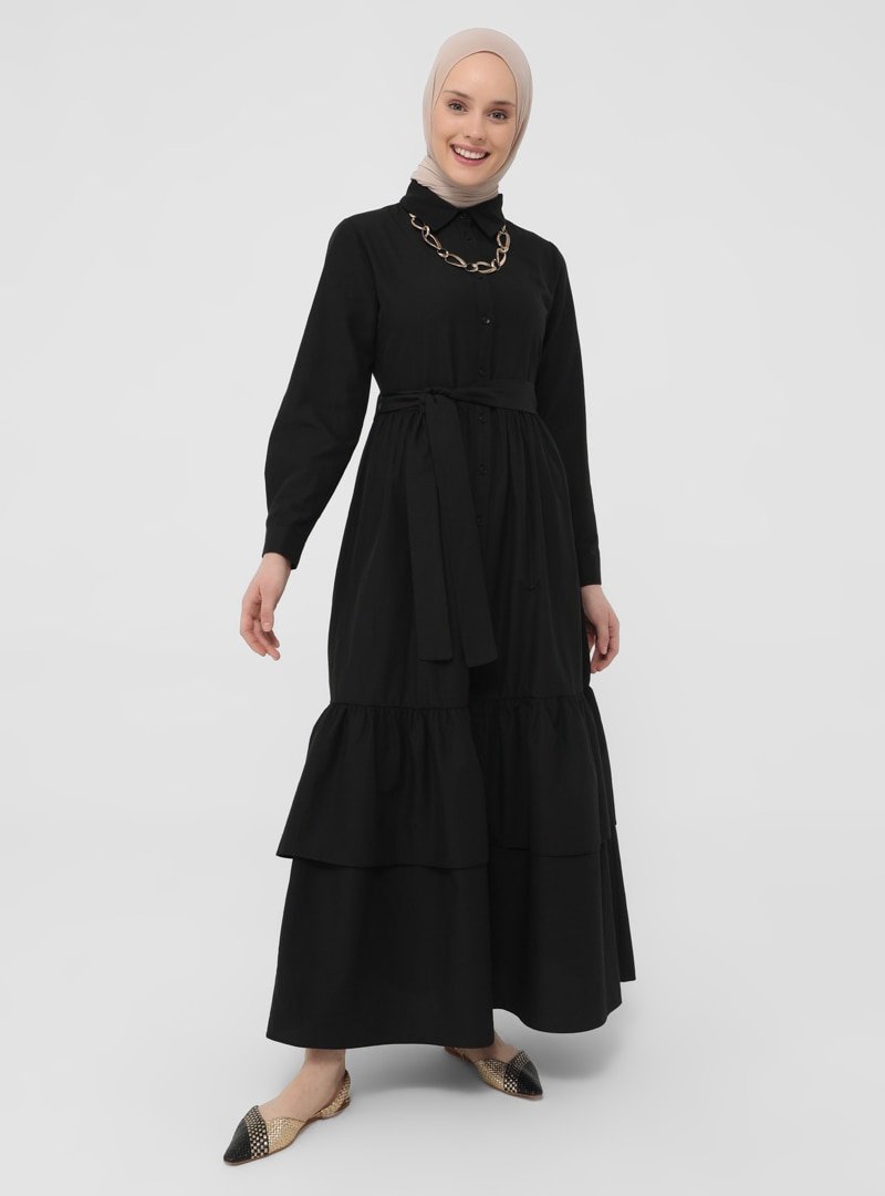 Refka Siyah Kemerli Eteği Katlı Doğal Kumaşlı Elbise