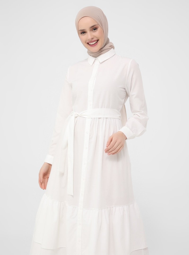 Refka Casual Beyaz Kendi Kumaşından Kemerli Eteği Katlı Doğal Kumaşlı Elbise