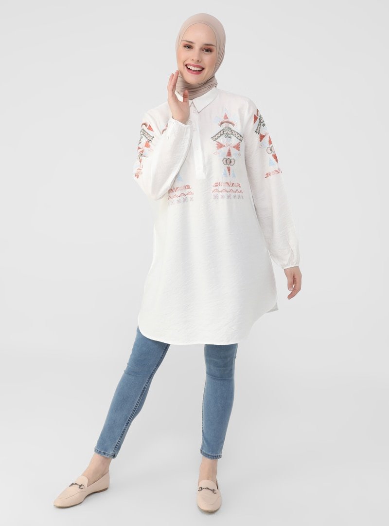 Refka Off White Pastel Nakışlı Yarım Gizli Pat Tunik