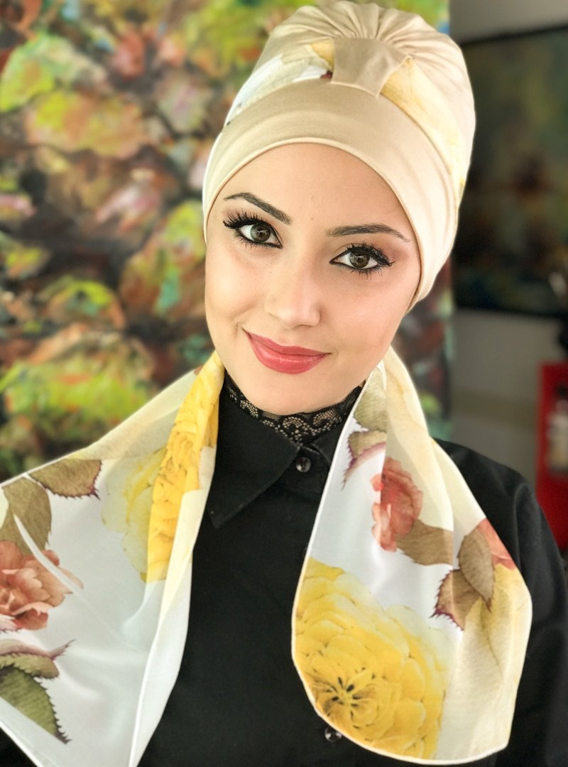 BUTİK AMBAR Kum Tek Biritli İri Çiçekli Fularlı Bone