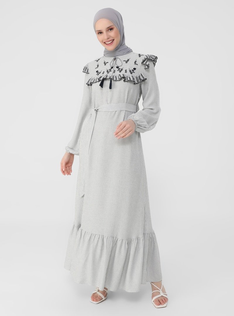 Refka Lacivert Nakış Ve Fırfır Detaylı Kendi Kumaşından Kemerli Çizgili Elbise