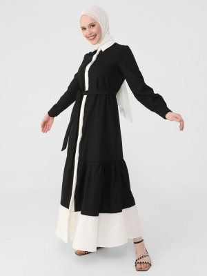 Refka Siyah Beyaz Kemerli Garnili Eteği Volanlı Elbise
