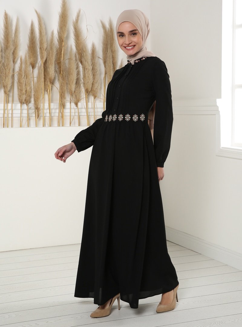 Tavin Siyah Beli ve Yakası Nakış Detaylı Elbise