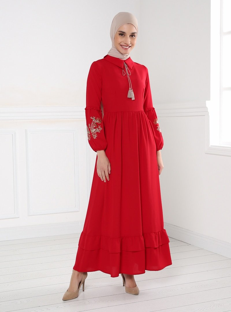 Tavin Kırmızı Kolları Nakış Detaylı Kemerli Elbise
