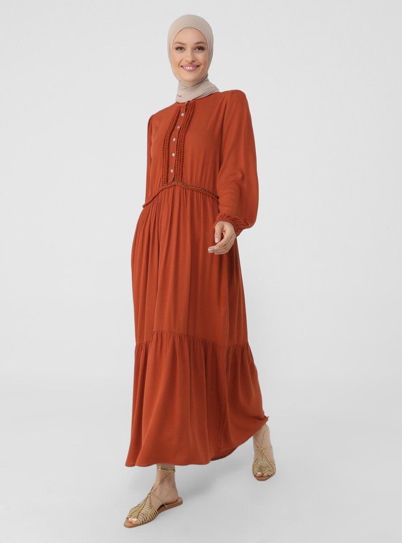 Refka Kiremit Doğal Kumaşlı Şerit Detaylı Rahat Kesim Elbise