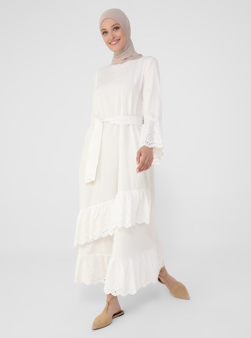 Refka Beyaz Doğal Kumaşlı Güpür Detaylı Kuşaklı Elbise