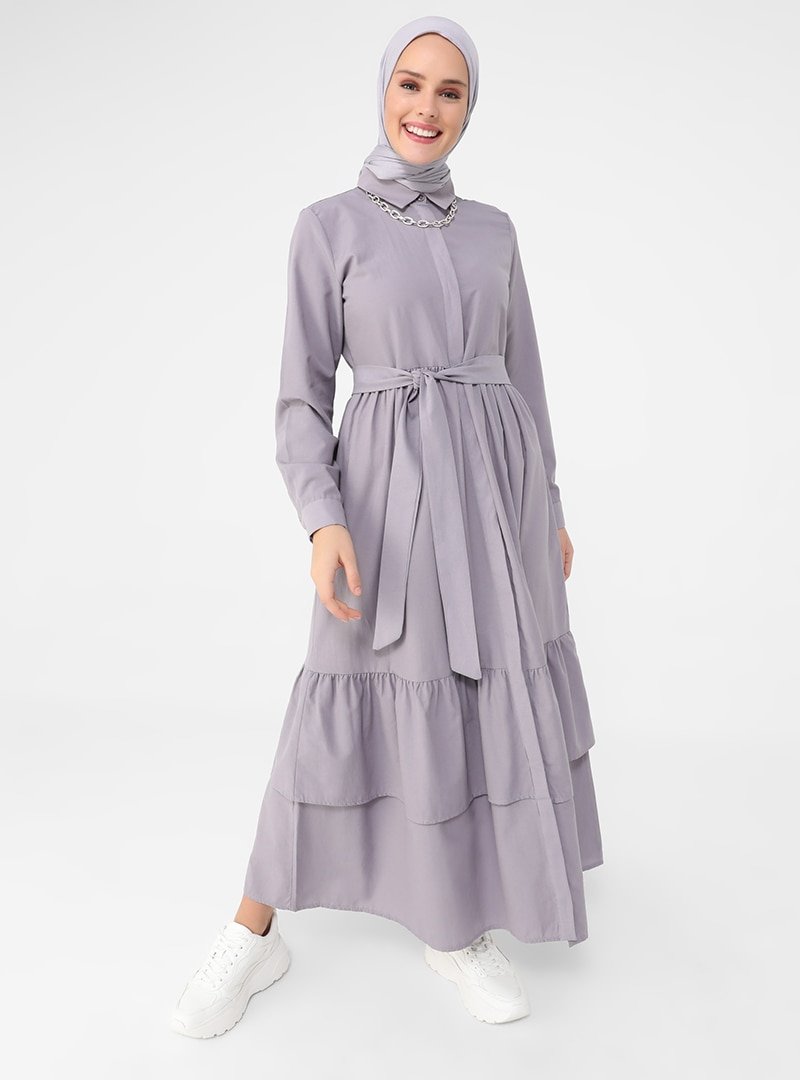 Refka Lavanta Kendi Kumaşından Kemerli Eteği Katlı Doğal Kumaşlı Elbise