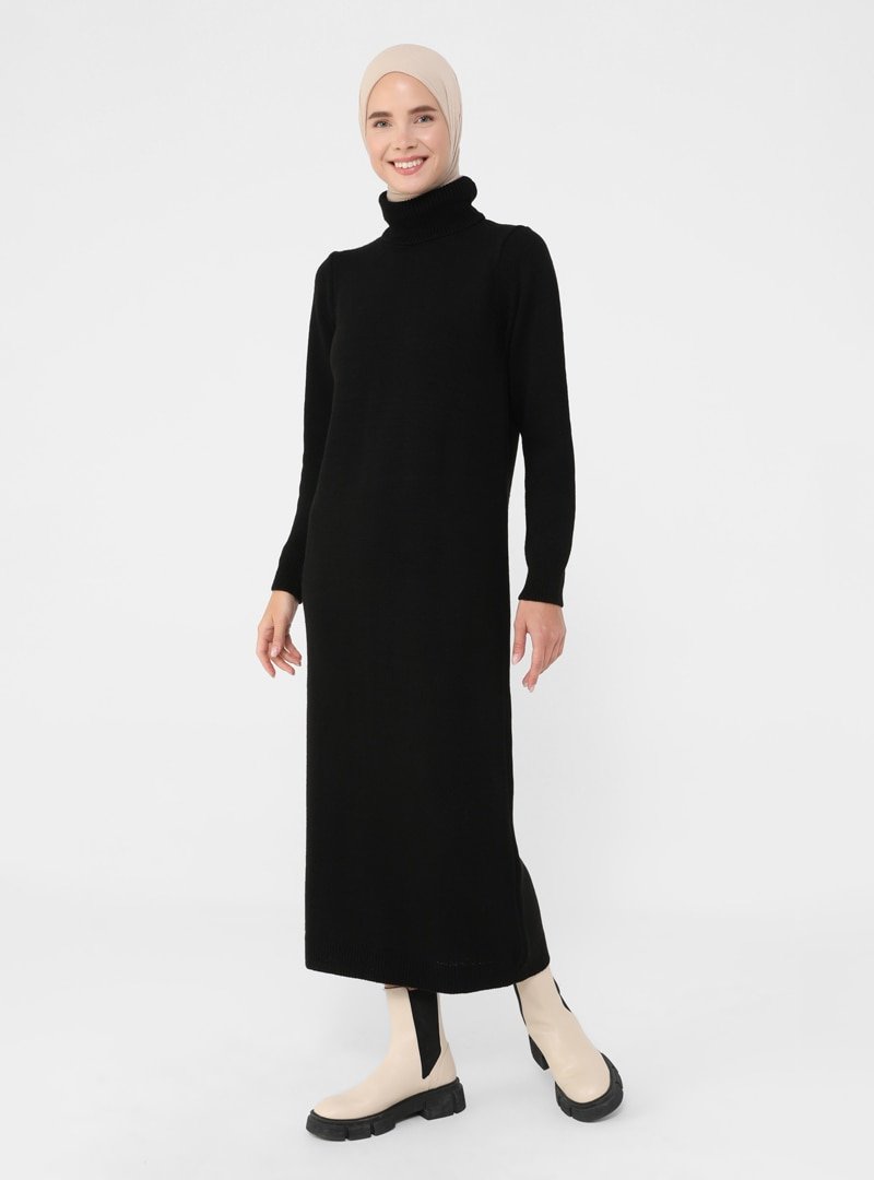 Refka Siyah Boğazlı Yaka Triko Elbise