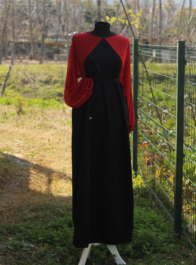 Merve Aydın Siyah Kırmızı Elbise Ferace