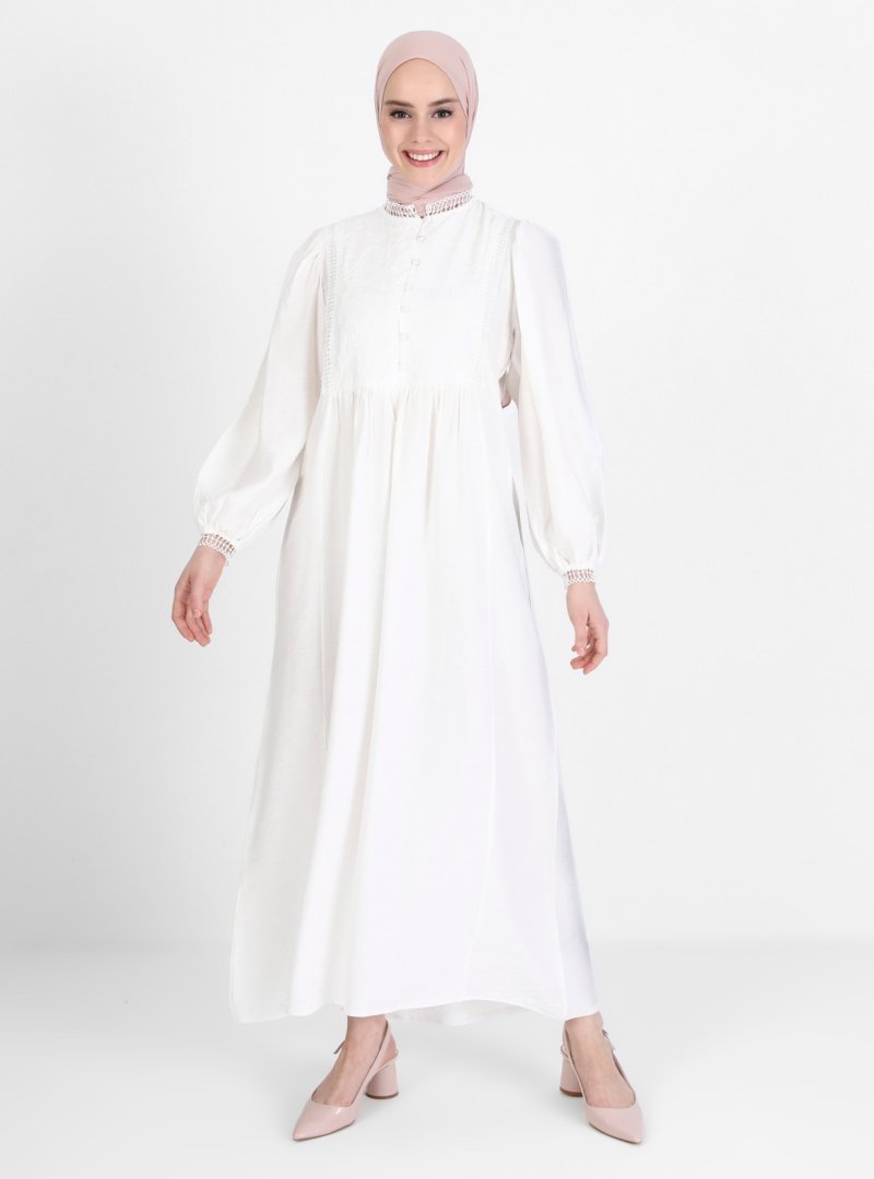Refka Off White Yakası Brit Detaylı Nakışlı Elbise