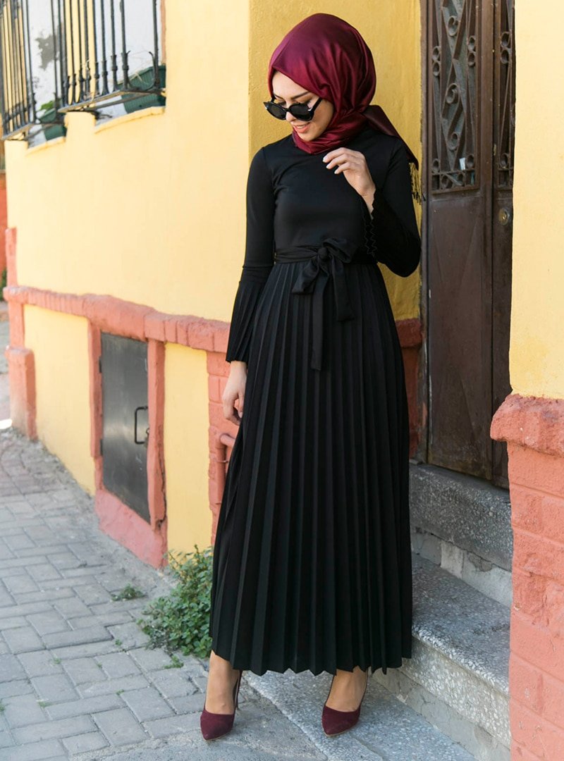 İnşirah Siyah Piliseli Elbise