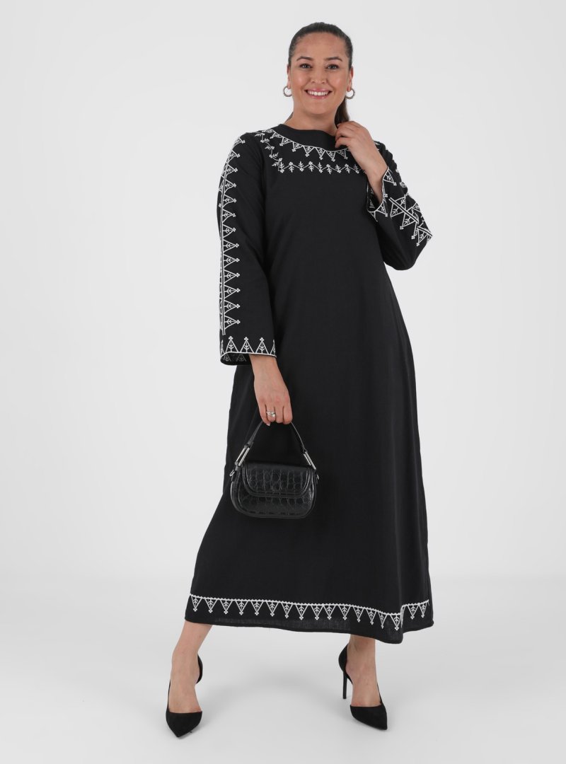 Alia Siyah Doğal Kumaşlı Büyük Beden Nakış Detaylı Elbise