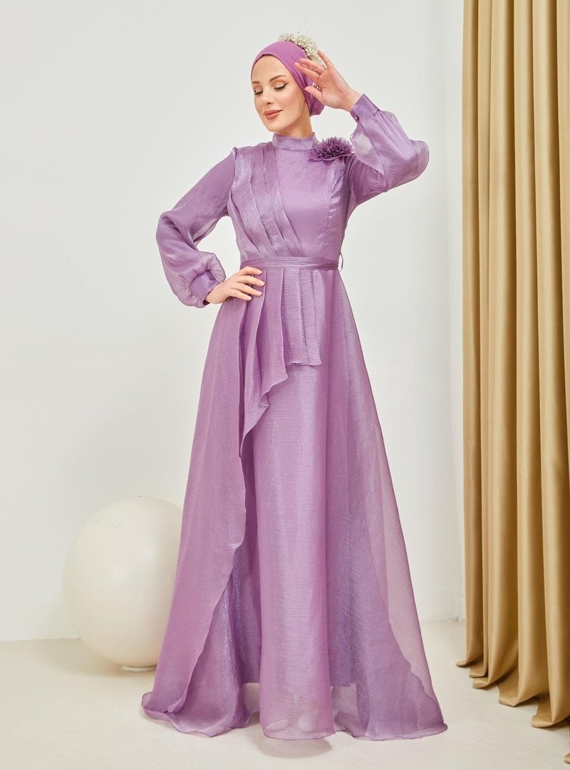 Moda Echer Lila Pile Ve Gül Detaylı Işıltı Kumaş Abiye Elbise