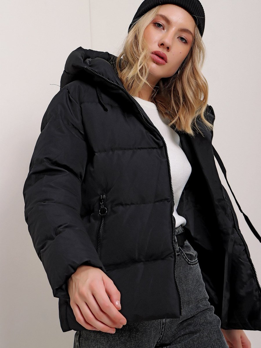 Butik Buruç Siyah Kapüşonlu Kısa Şişme Mont