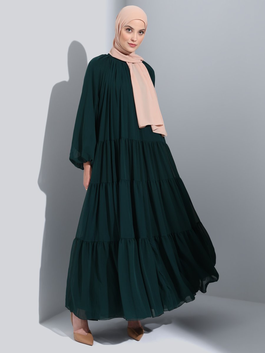 Refka Zümrüt Yeşili Yakası Gipe Detaylı Geniş Kesim Şifon Abiye Elbise