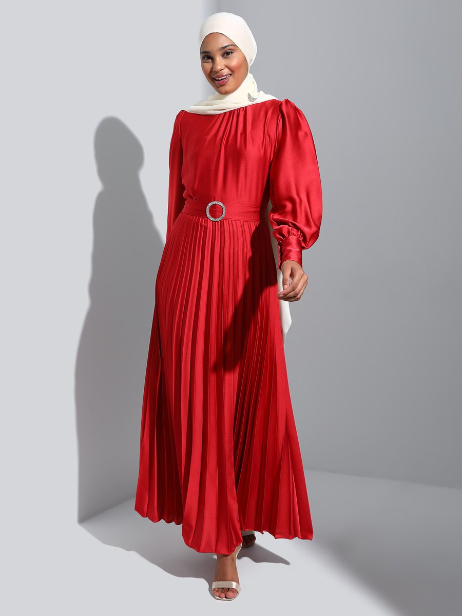 Refka Kırmızı Toka Detaylı Piliseli Saten Abiye Elbise