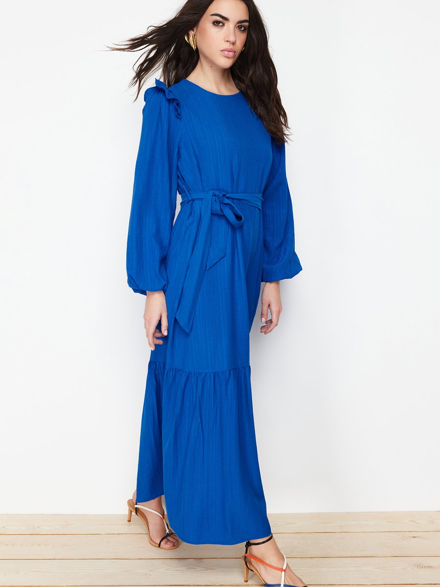 Trendyol Modest Mavi Kuşaklı Omzu Fırfırlı Eteği Volanlı Astarlı Viskoz Karışımlı Dokuma Elbise