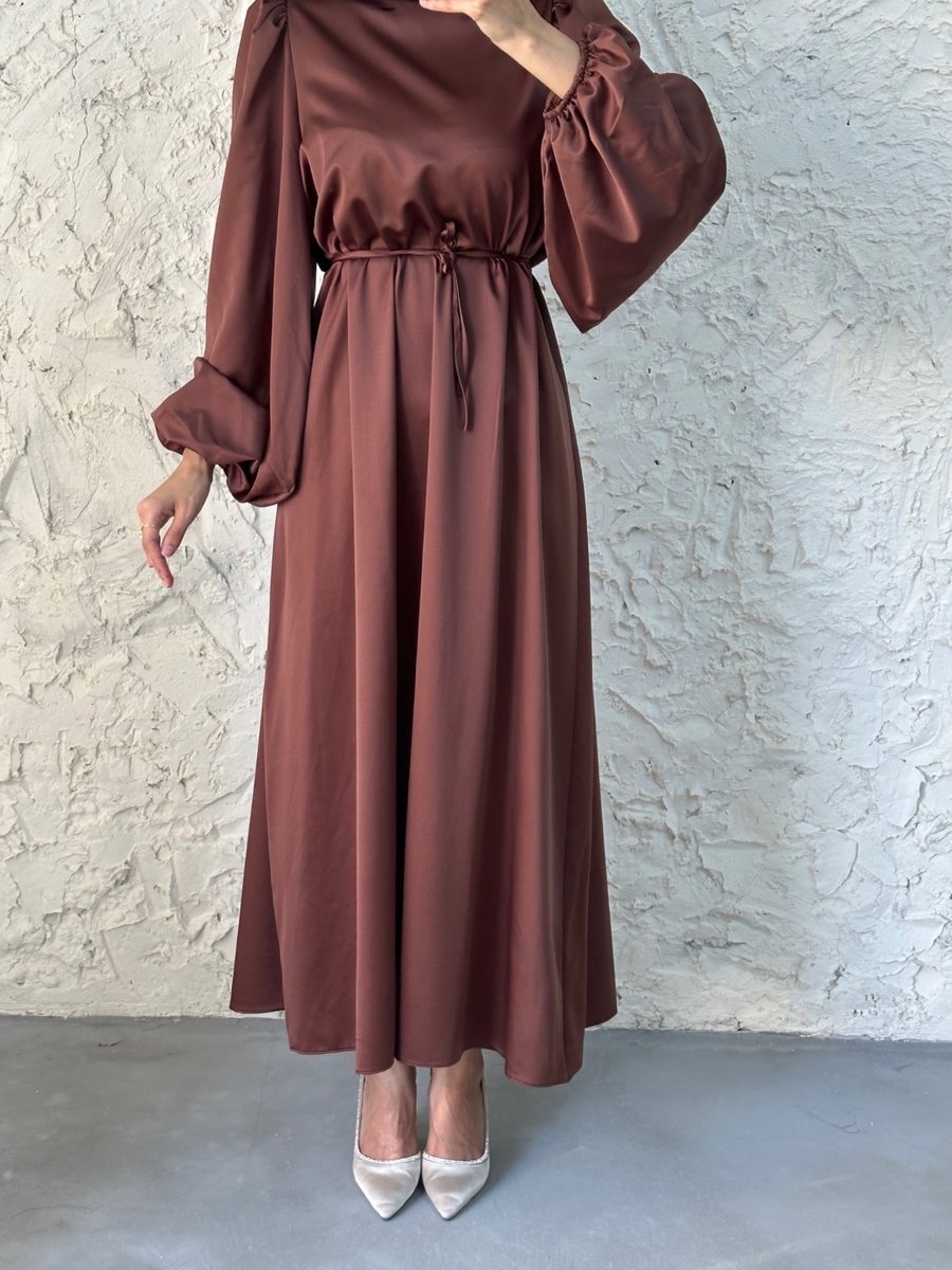 Leyuze Butik Basic Ince Kemer Detaylı Göz Kamaştıran Kahverengi Saten Abiye Elbise