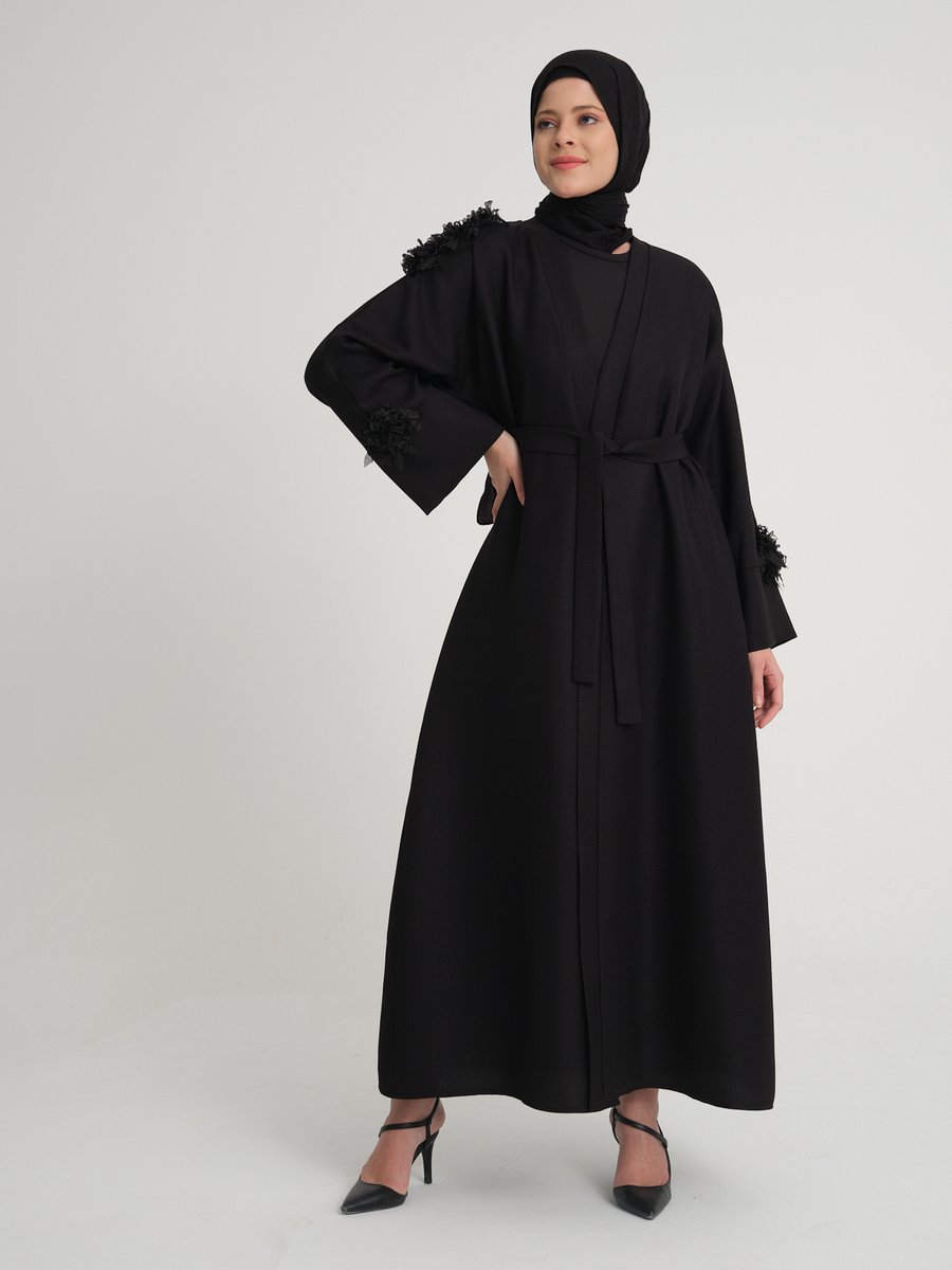 Ayşegül Yerlikaya Collection Siyah Petekli Kalın Kumaş Omuz Kol Detaylı Ferace Abaya