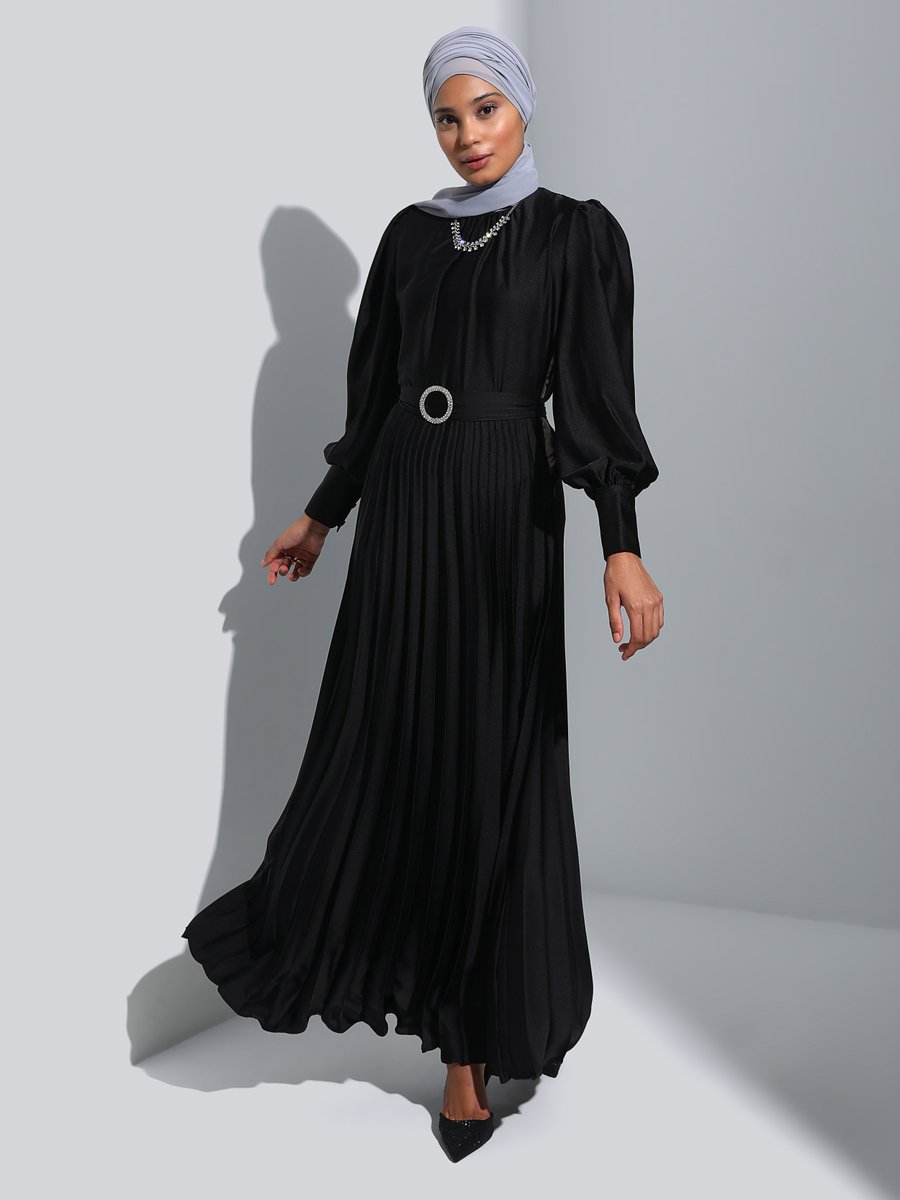 Refka Siyah Toka Detaylı Piliseli Saten Abiye Elbise
