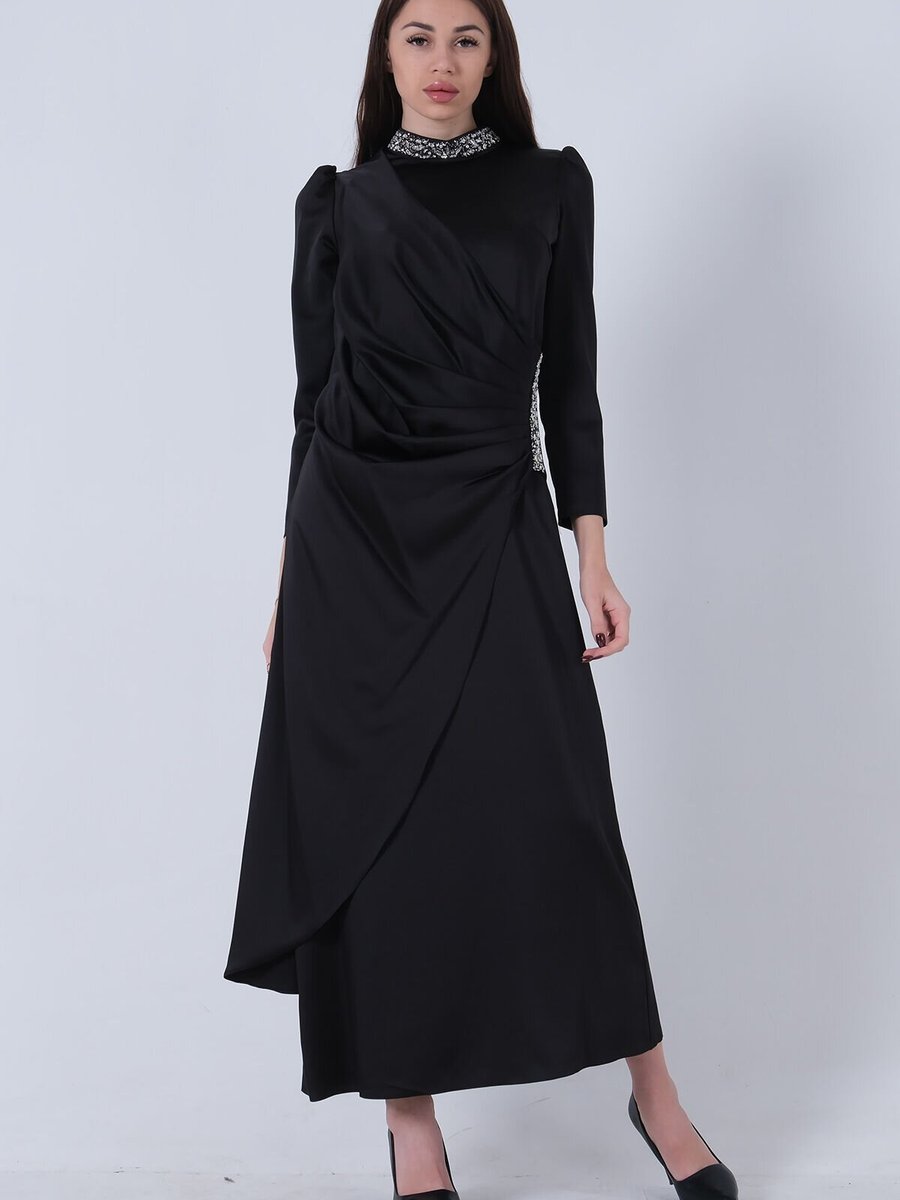 Ardanewline Siyah Bel Ve Yaka Taş İşlemeli Yırtmaç Detaylı Abiye Elbise