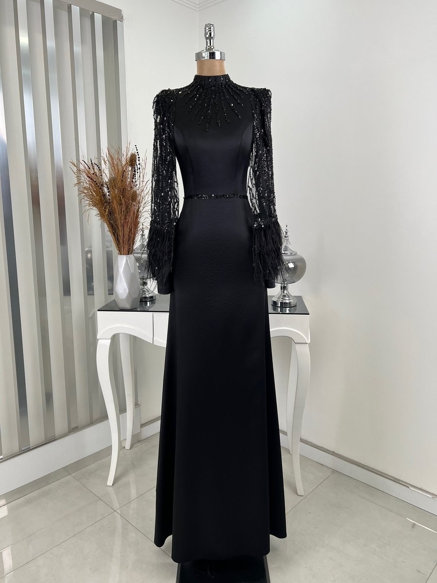 Rana Zenn Siyah Kolları Tüylü Pul Detay Saten Matmazel Abiye Elbise