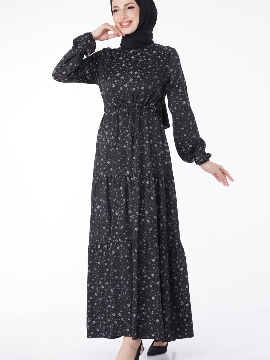 Tofisa Düz Hakim Yaka Siyah Beli Bağcıklı Desenli Elbise Tofisa Düz Hakim Yaka Siyah Beli Bağcıklı Desenli Elbise