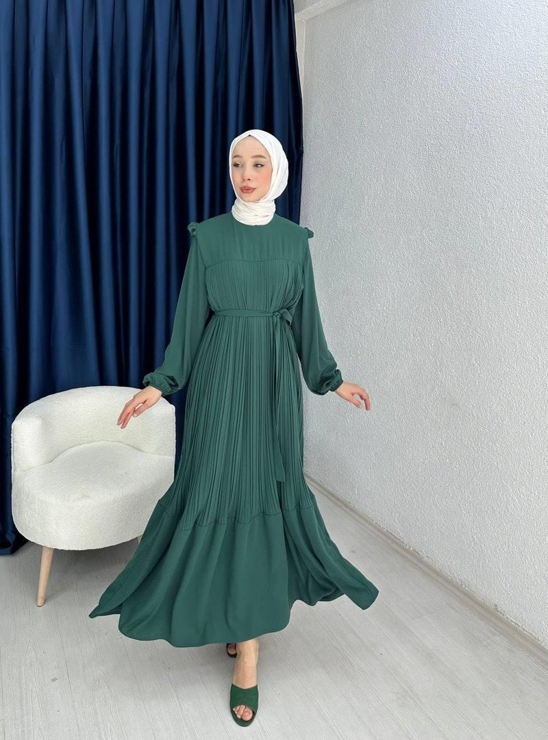 Lurex Moda Yeşil Medine İpeği Kumaşlı Omuzu Fırfırlı Piliseli Uzun Elbise