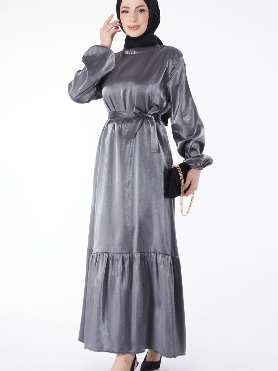 Tofisa Düz Hakim Yaka Siyah Parlak Kuşaklı Elbise Tofisa Düz Hakim Yaka Siyah Parlak Kuşaklı Elbise