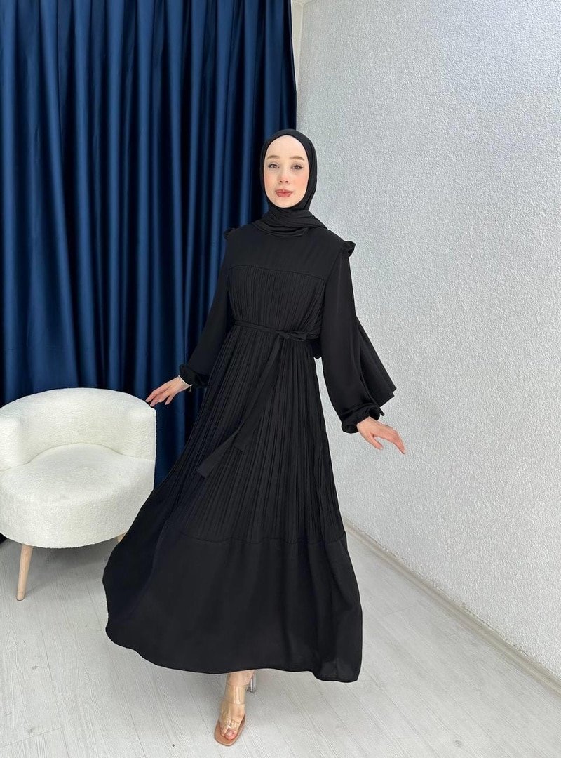 Lurex Moda Siyah Medine İpeği Kumaşlı Omuzu Fırfırlı Piliseli Uzun Elbise