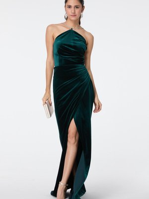 Tofisa Zumrut Halter Yaka Aksesuar Detaylı Drape Yırtmaçlı Kadife Abiye Elbise