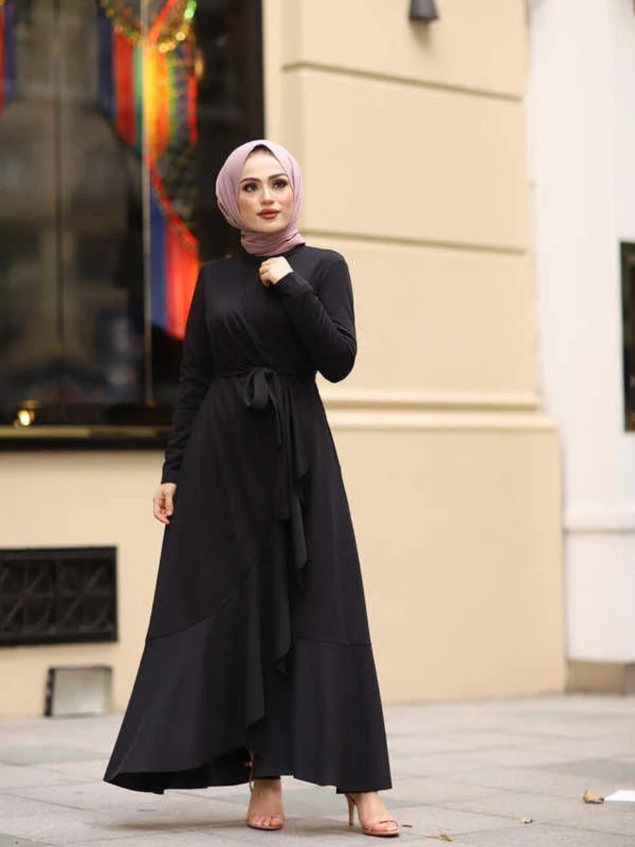 Defne Bahar Asimetrik Kesim Kuşaklı Elbise Siyah