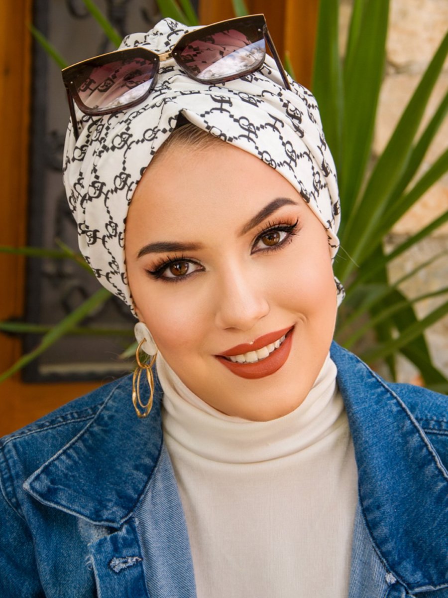 AİŞE TESETTÜR Tokalı Bone Siyah Beyaz Hat Desen