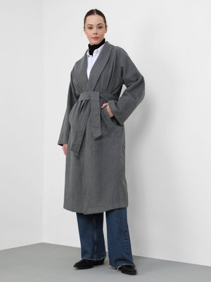 Benin Antrasit Kuşak Detaylı Şal Yaka Uzun Kaban